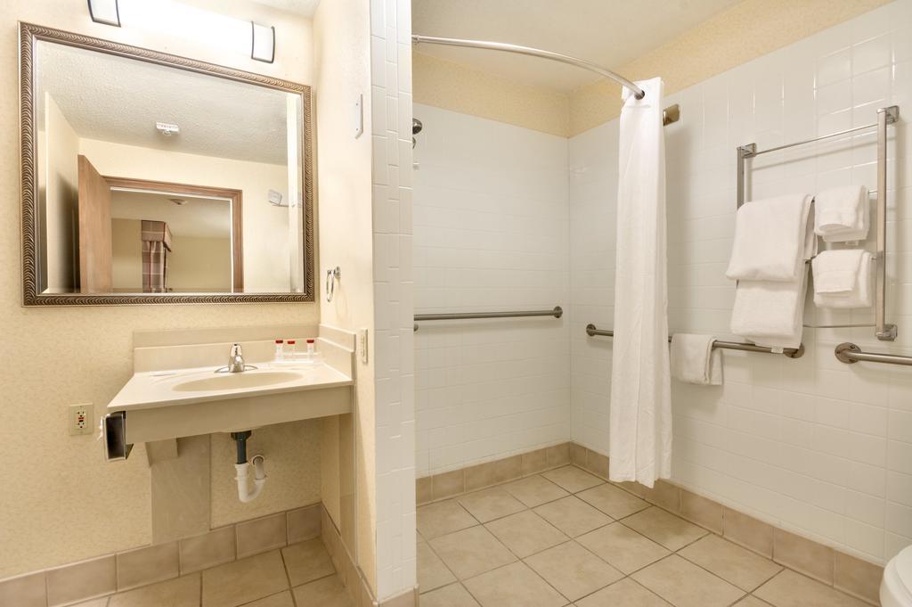 Ramada Huntsville Rom bilde